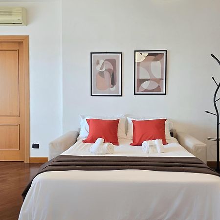 Golden Hour Apartment - Panoramic Terrace فيوميتشينو المظهر الخارجي الصورة