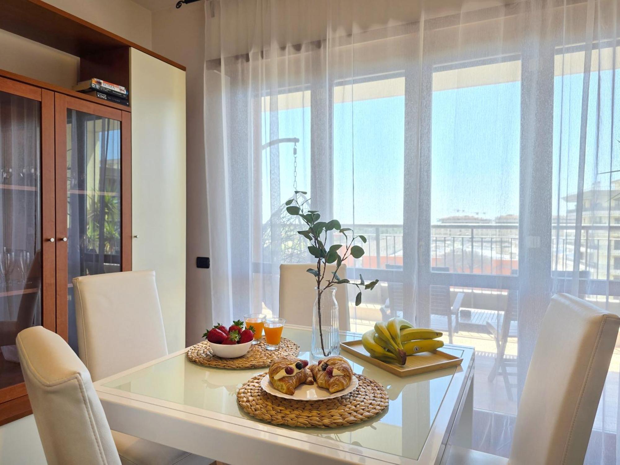 Golden Hour Apartment - Panoramic Terrace فيوميتشينو المظهر الخارجي الصورة
